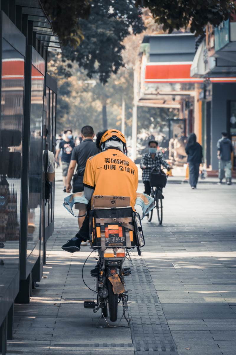 为了生活奔波在大街小巷的人们