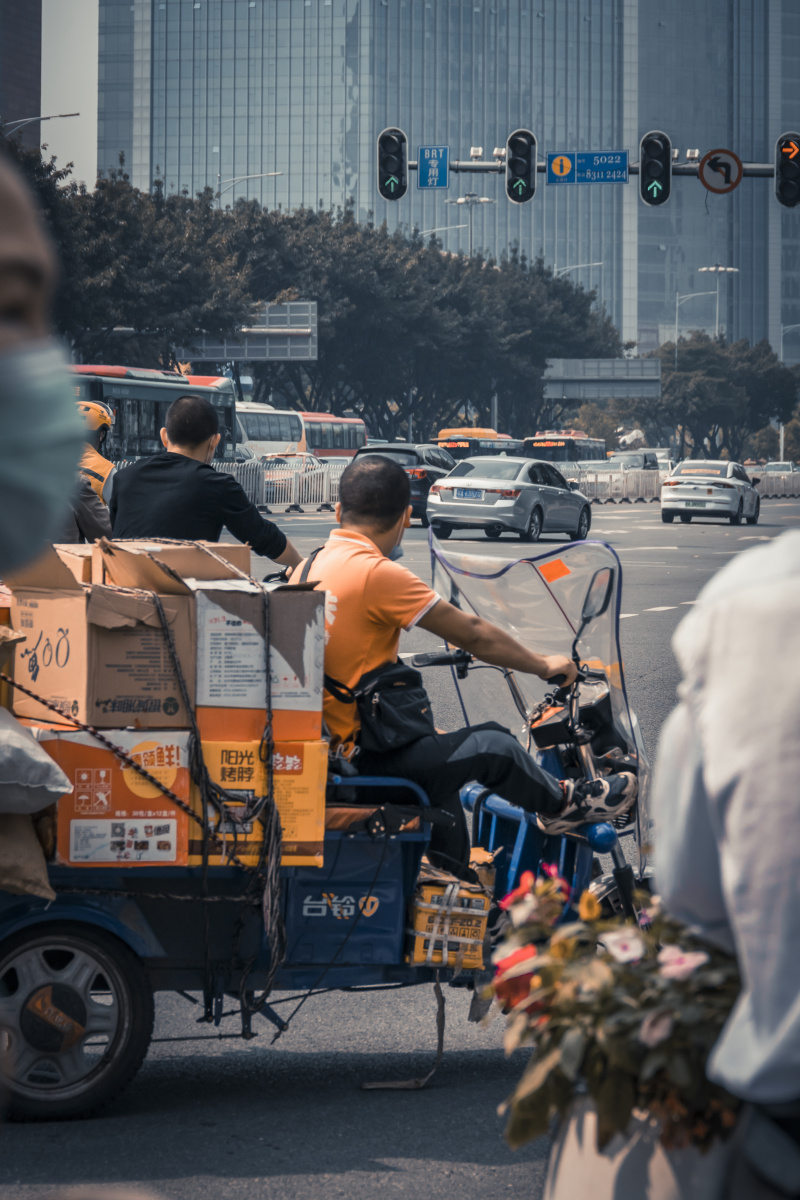 为了生活奔波在大街小巷的人们