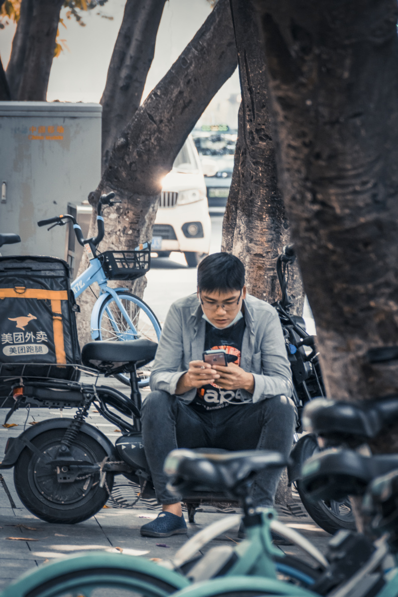 为了生活奔波在大街小巷的人们