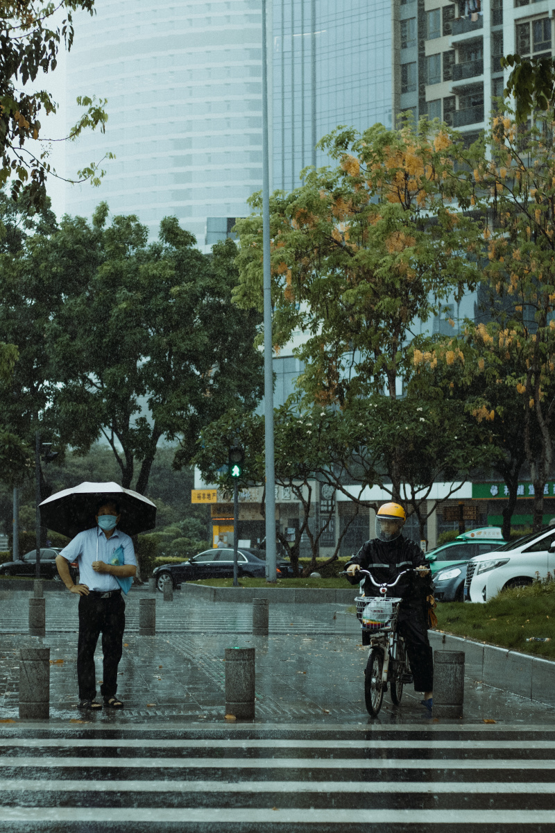 雨中行人
