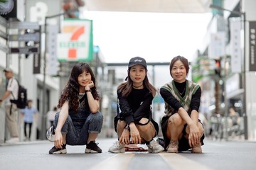 1370871