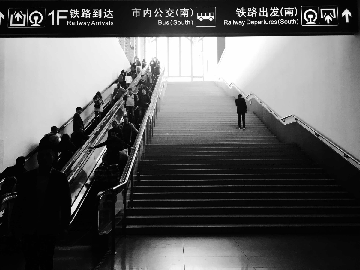 4月3日,苏州火车站出站口,爬楼梯的男子与乘电梯的大多数