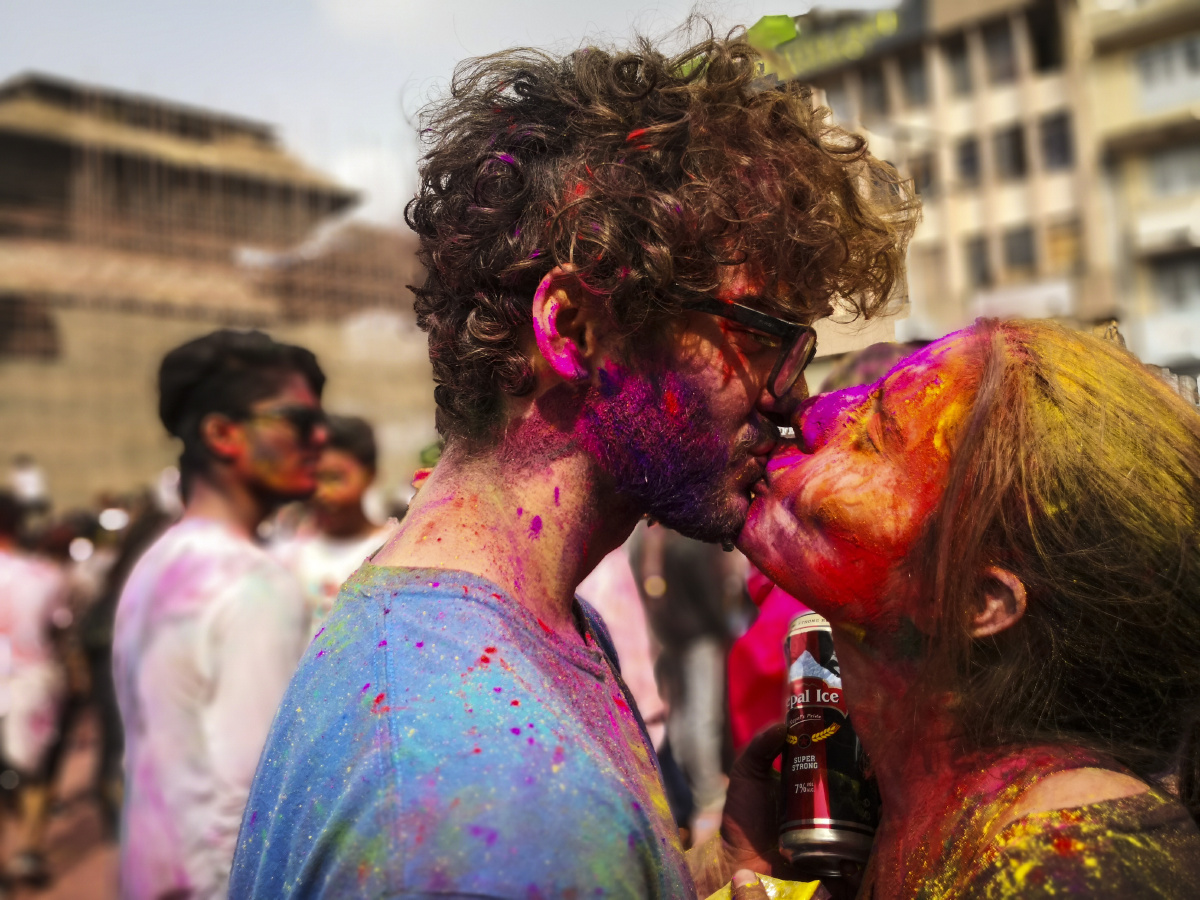 撒红节上,一对情侣情不自禁的热吻.