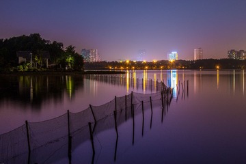 漫步湖边醉赏景