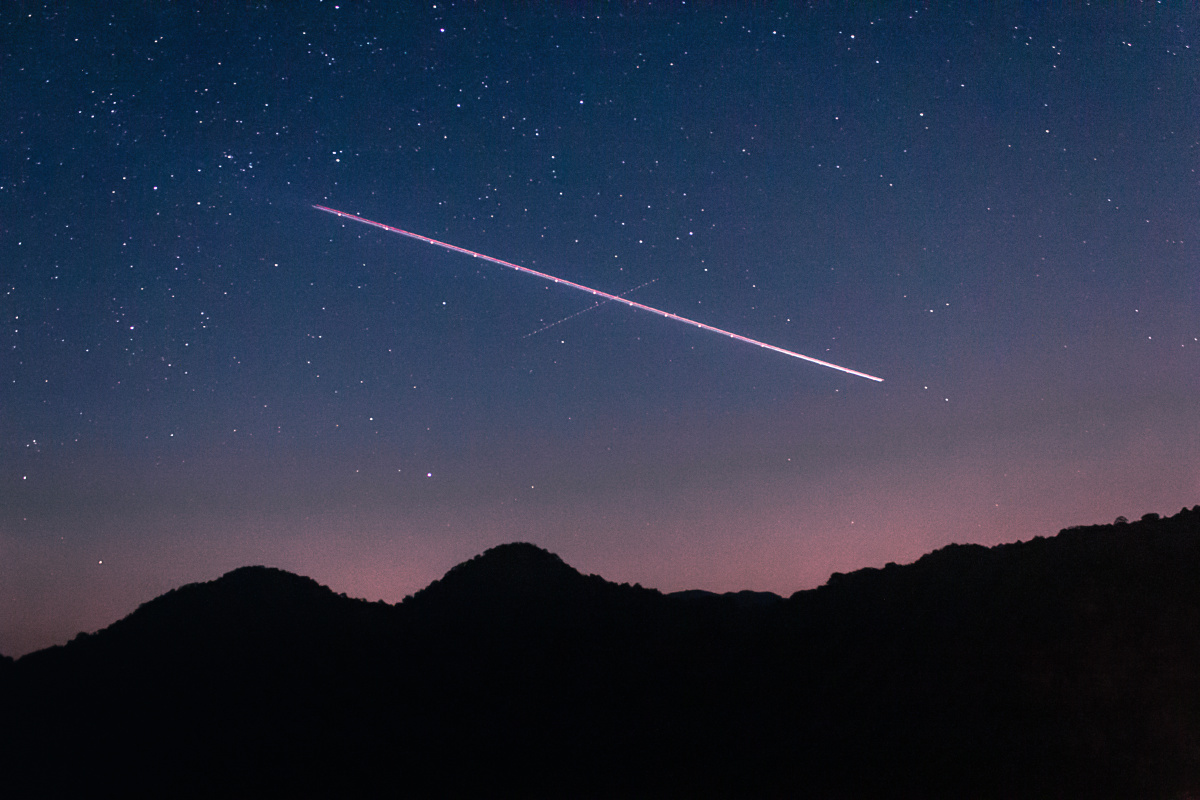 飞机划过天空,留下流星般的轨迹