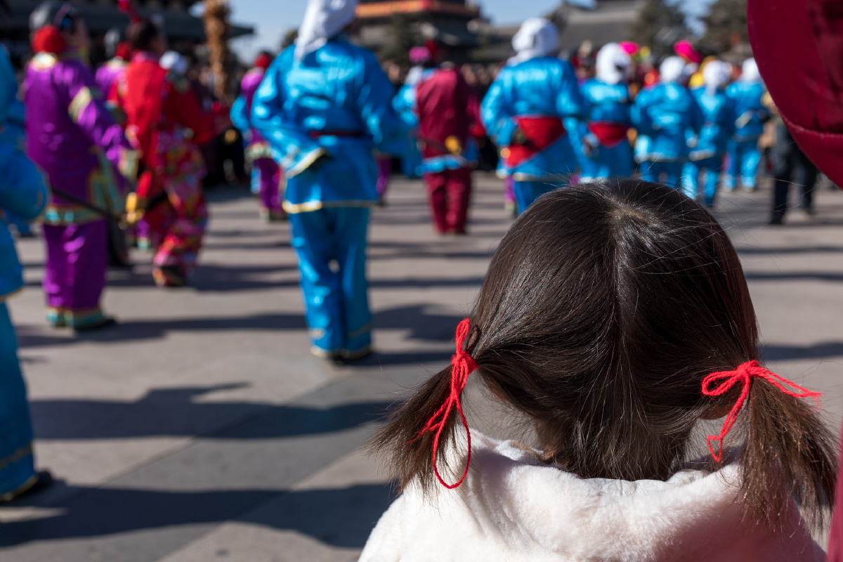 扎红头绳的小姑娘