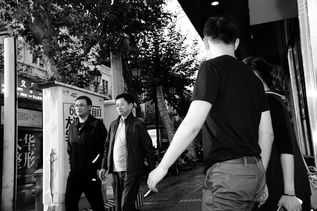 他人即是地狱。 - 黑白, 街拍, 城市, 昆明, Fuji, 孤