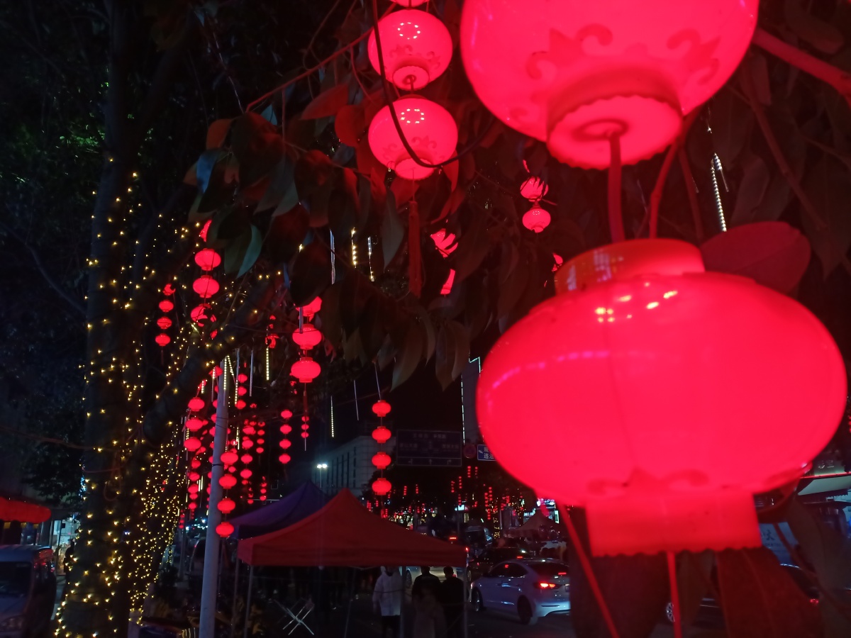 城市夜晚城市的街道挂满了红灯笼最美城市夜景