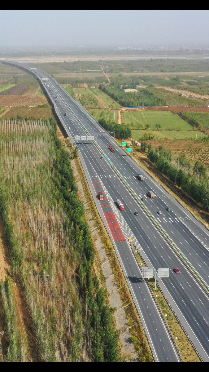 京港澳高速两侧的绿化美不美.