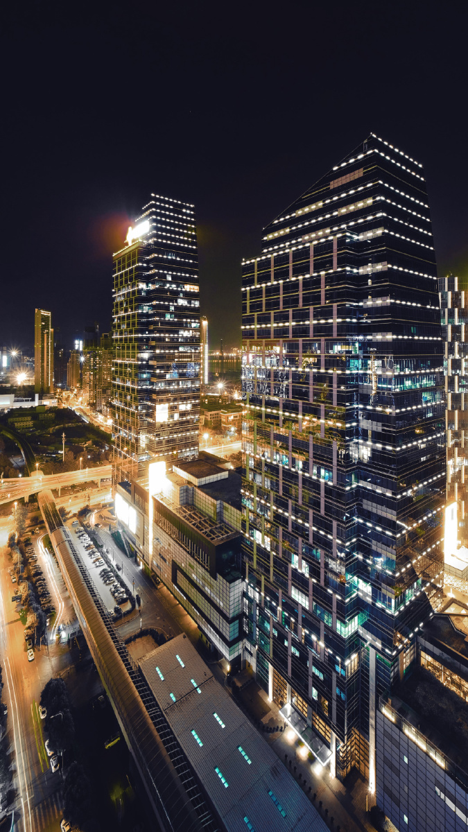 武汉城事夜色下的武汉天地壹方爬楼