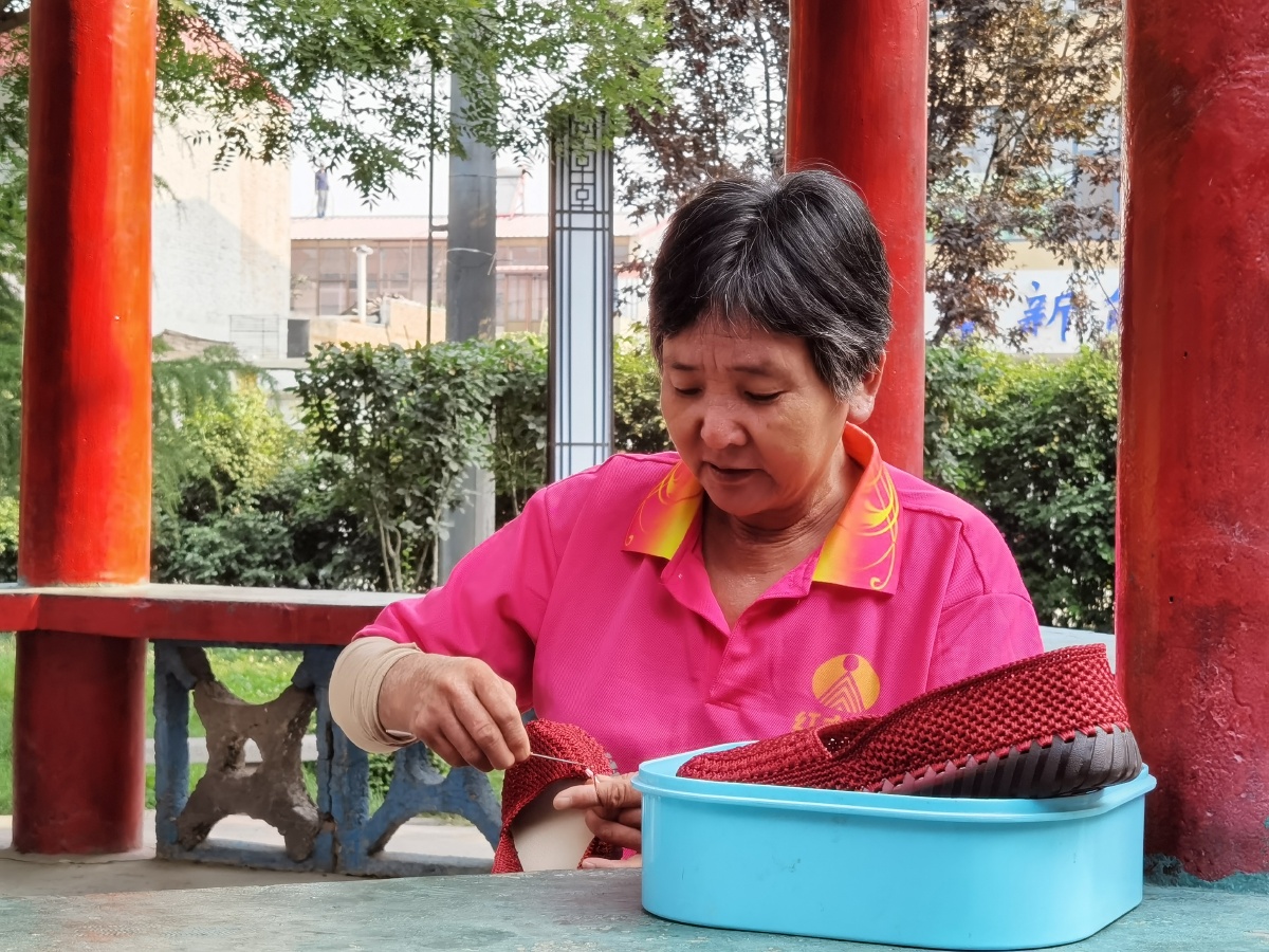 公园里做鞋子的大婶儿