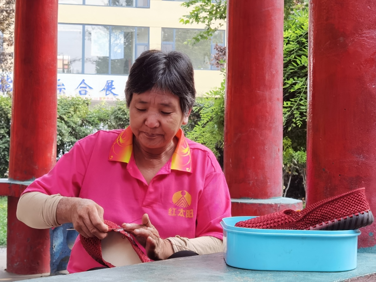 公园里做鞋子的大婶儿