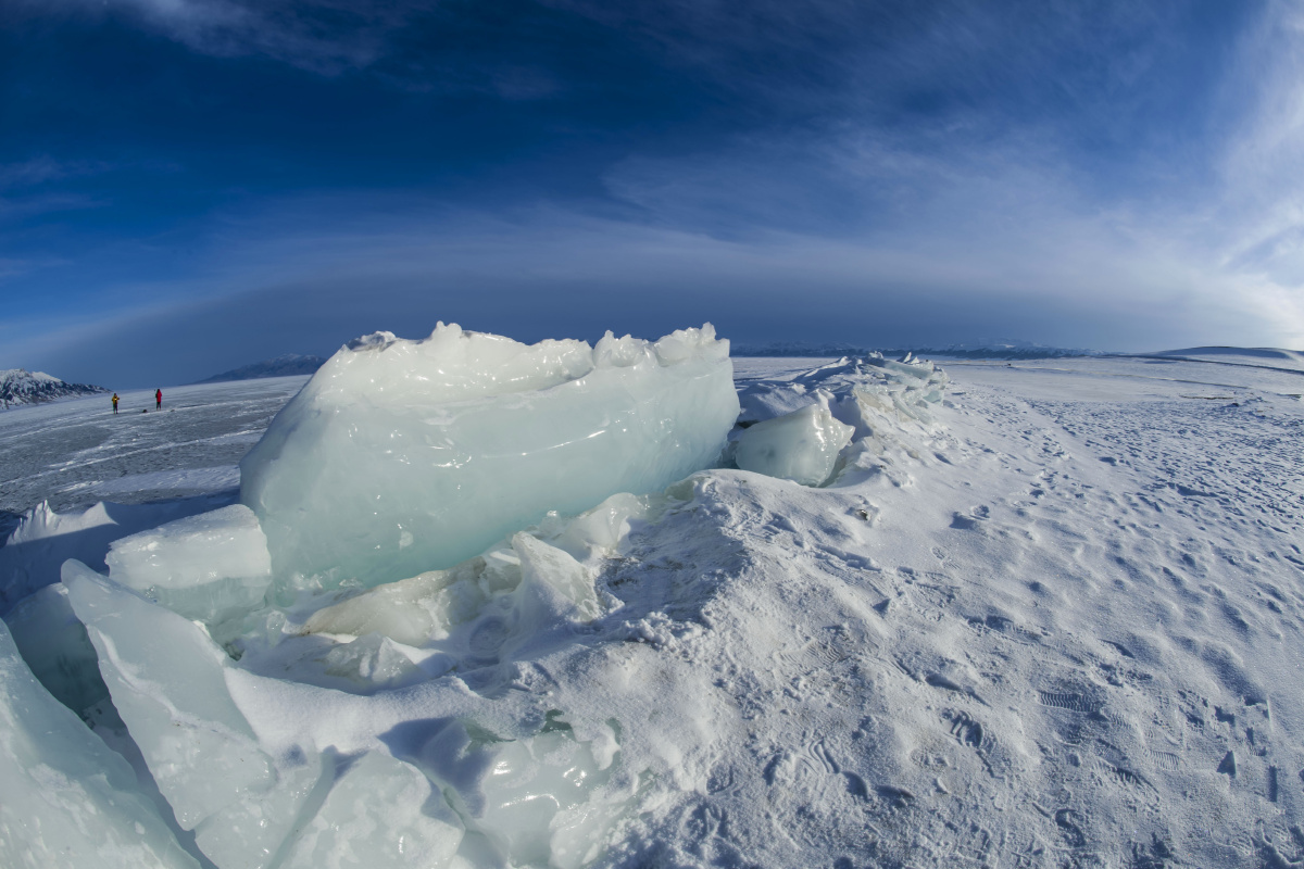 塞里木湖裂冰