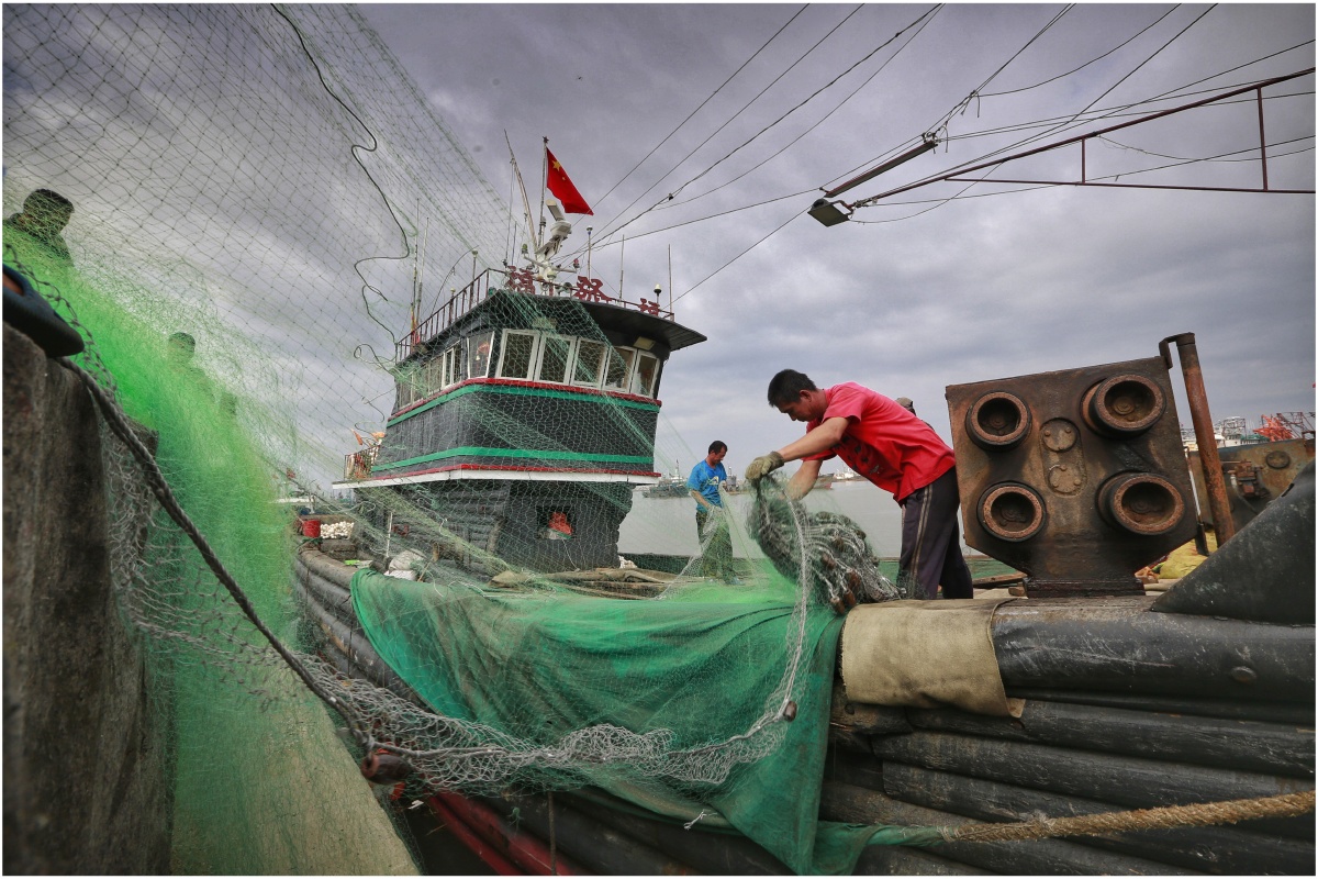 那是很平常的东西,但对于大连渔民来说,渔网是渔民们吃饭乃至生存的
