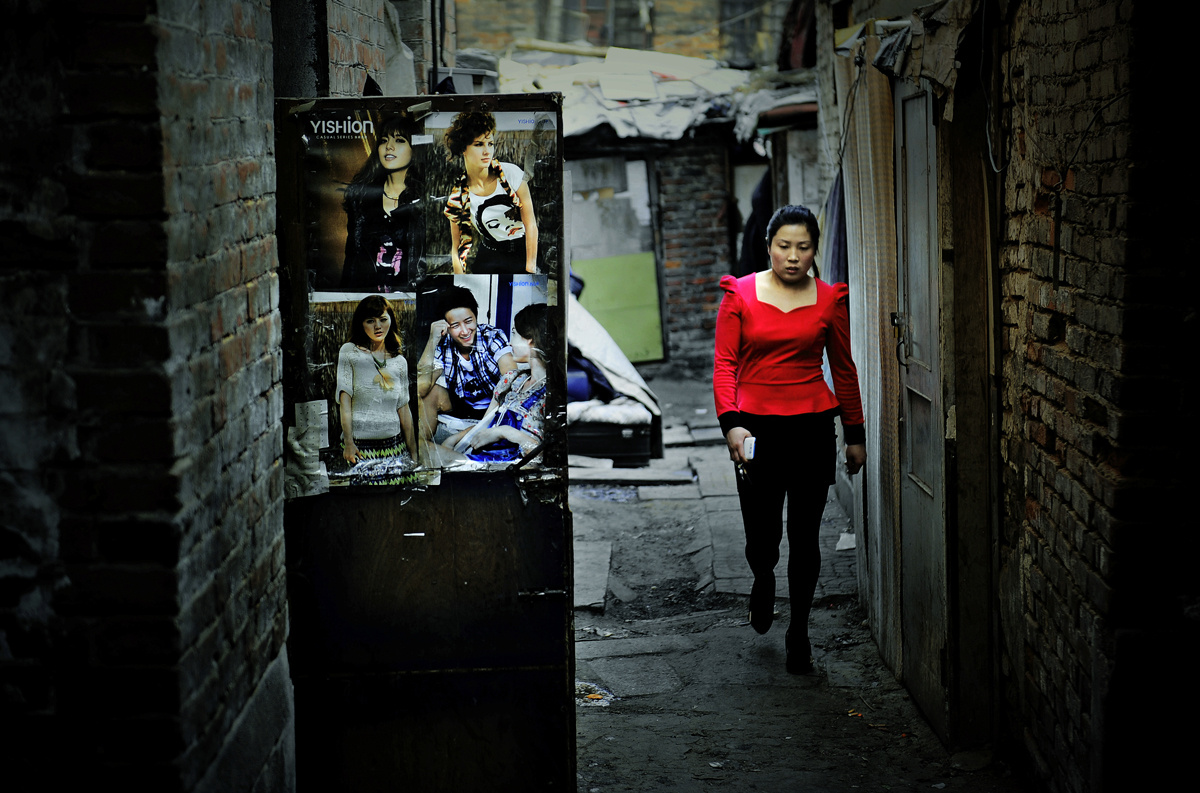 外乡打工妹生活条件很是艰苦,她们大都选择居住在城乡结合部的一些