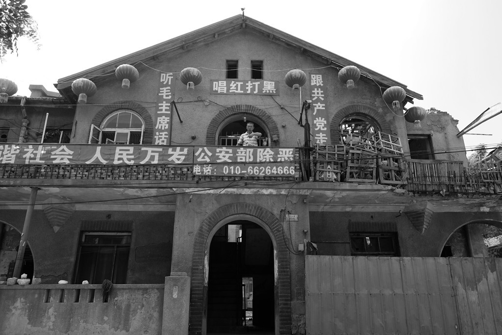 023老韩站在家里的阳台上向我述说着,两边的房屋已经被拆掉了,中间的部分是他一直坚持还没有拆掉的地方,他和妻子就生活在这里。