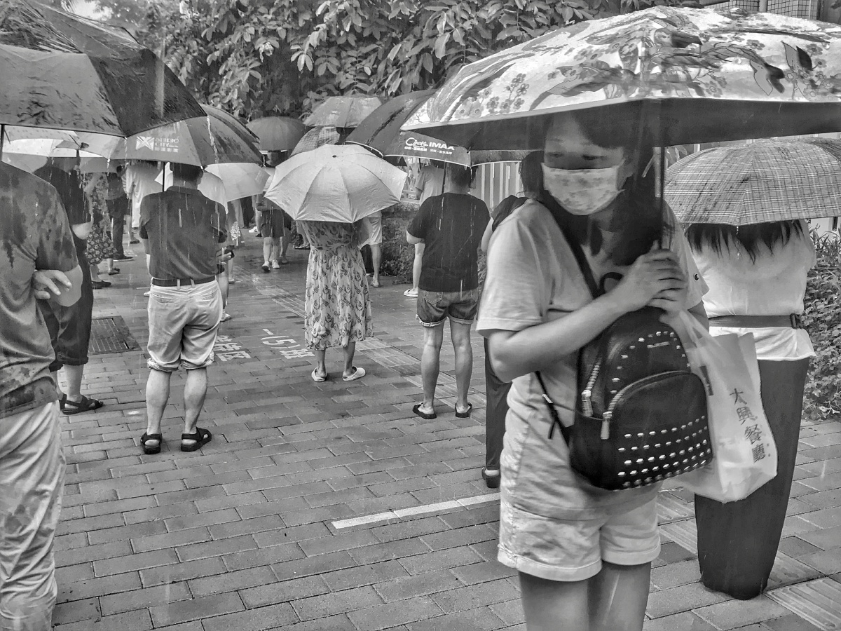 雨中情下雨天在雨中等待接孩子放学的家长们
