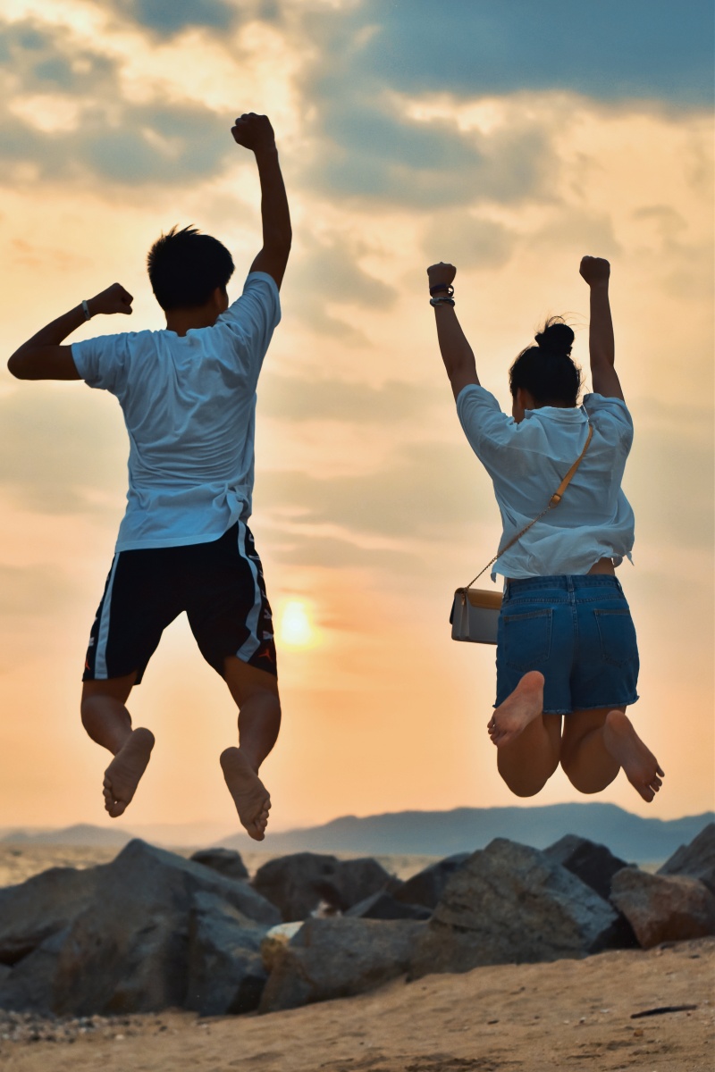 三人行一人酸甜蜜爱情的样子