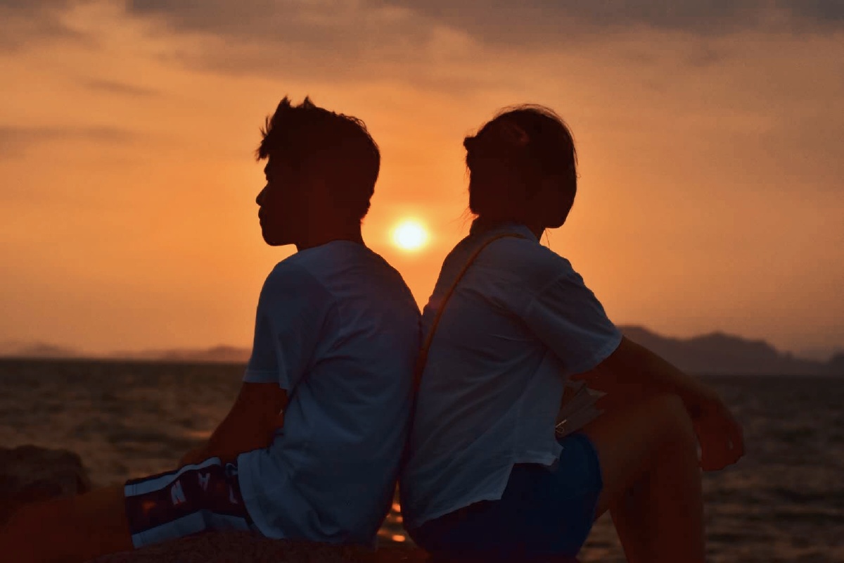 三人行一人酸甜蜜爱情的样子