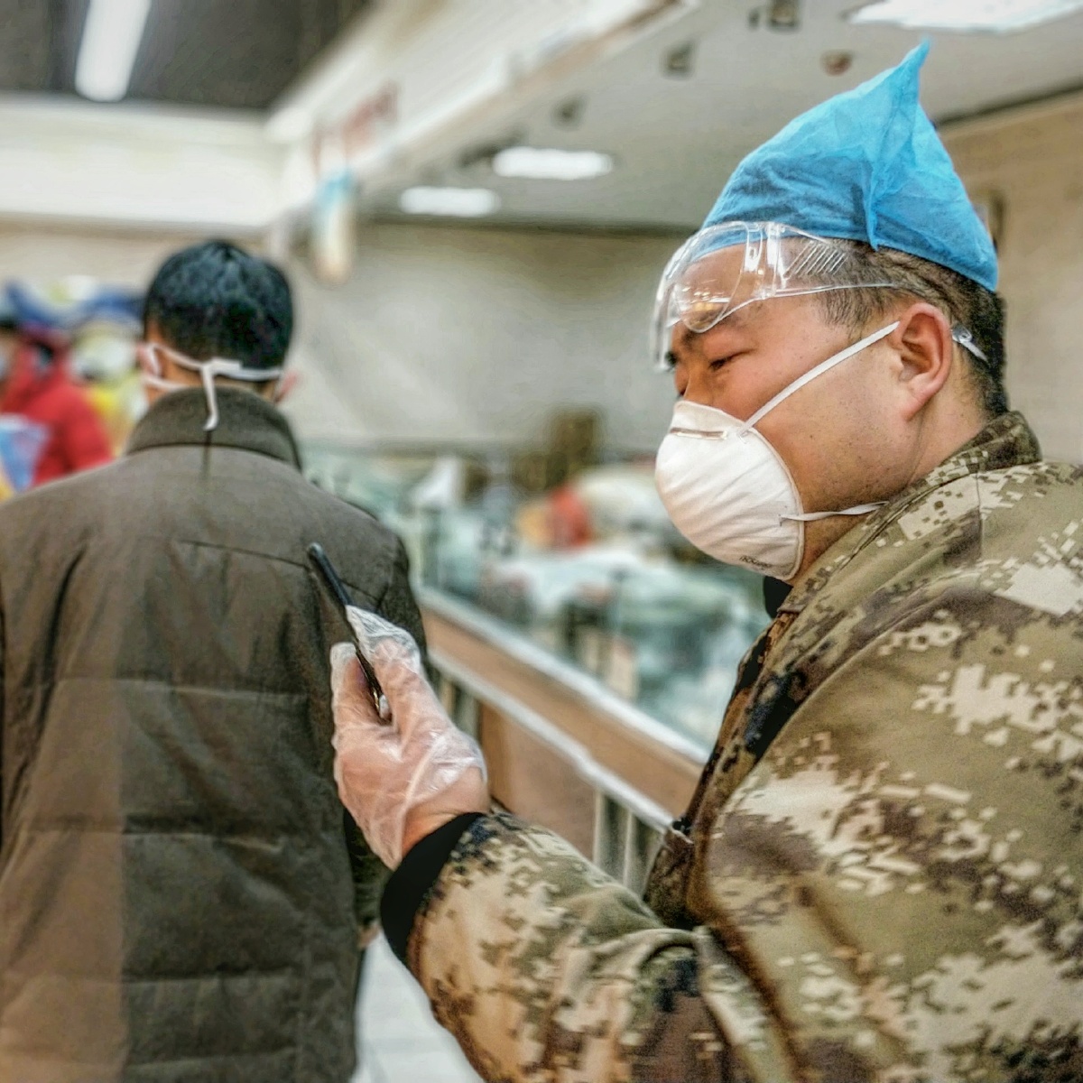 2月3日，在坚持六天后，迫不得已进了指定营业的超市。一购物市民“全副武装”防范新冠肺炎。