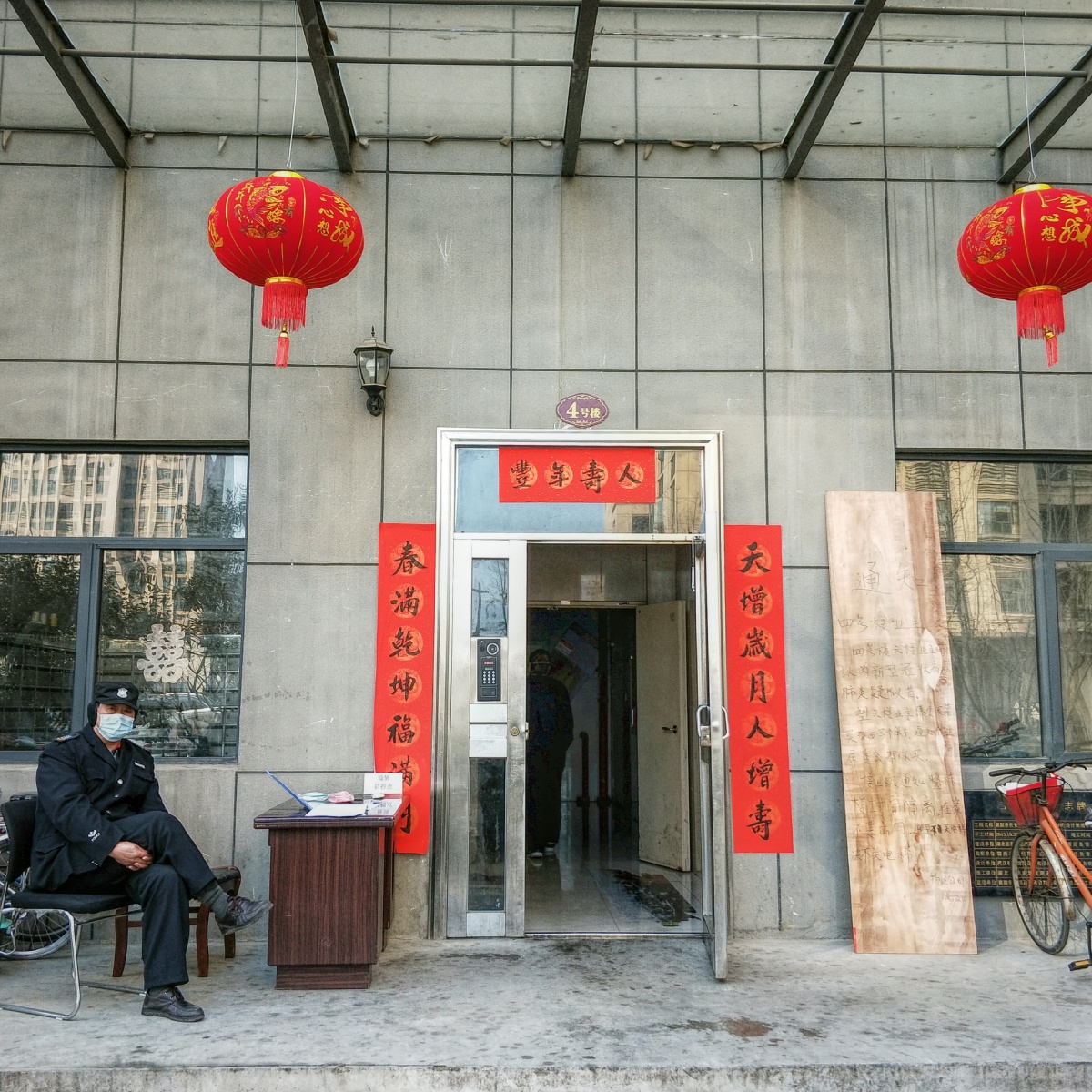 2月8日，在前往物业中心的路上，看到某号楼有保安值守，临时通知牌上书写：因发现一例疑似，严禁下楼……多日后，该疑似被排除。