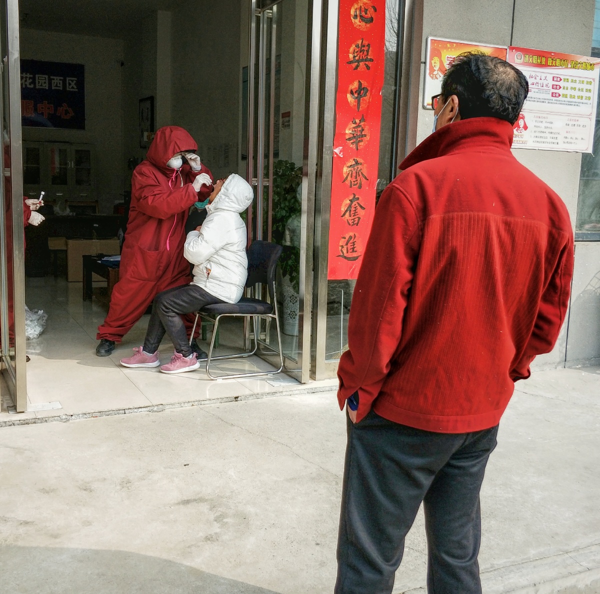 3月6日，某小区开始对物业工作人员、志愿者进行口咽拭子采集。当日，中央赴湖北指导组成员、国务院副秘书长丁向阳在新闻发布会上说：“冬天已过去，春天来了。大家期待的那一天不会太远了。”(全图由 印光辉 手机摄影)