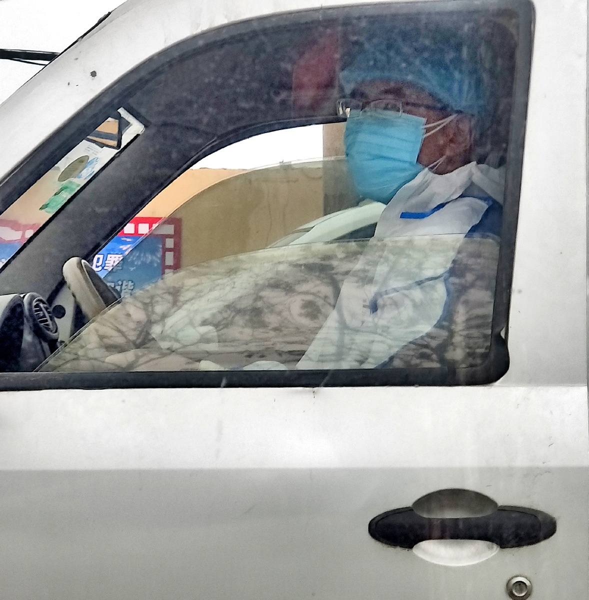 2月12日，持电子证明书外出，在一个红绿灯路口遇到一名开着破旧面包车的司机，隔着车窗看到他全身防护。