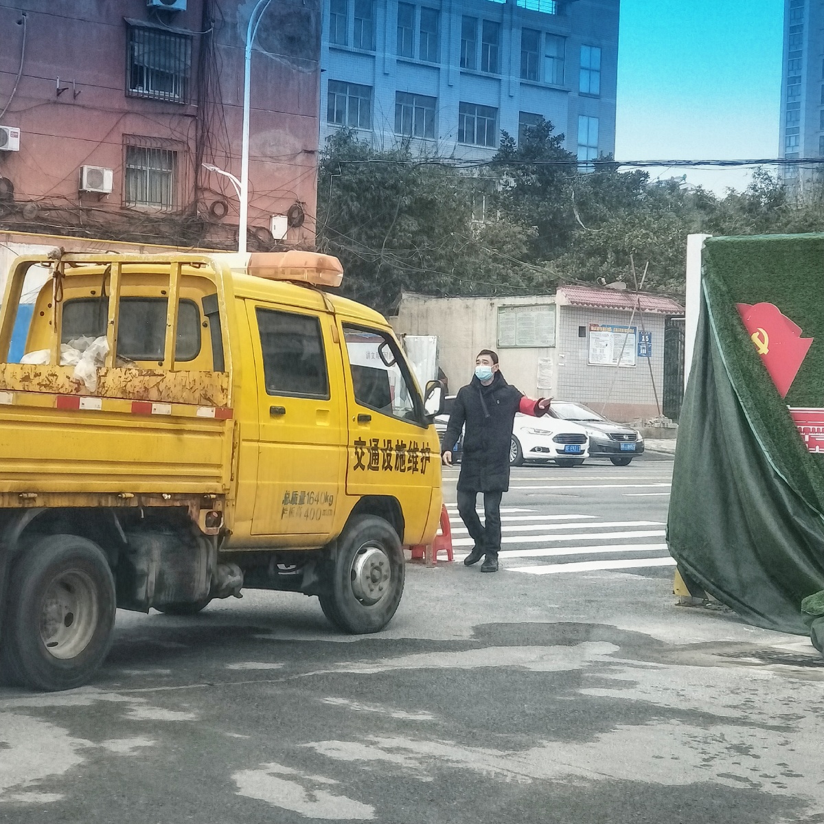 这一天，来回遇到八个防疫卡点。测温消毒两次，登记三次，出示电子证明两次。