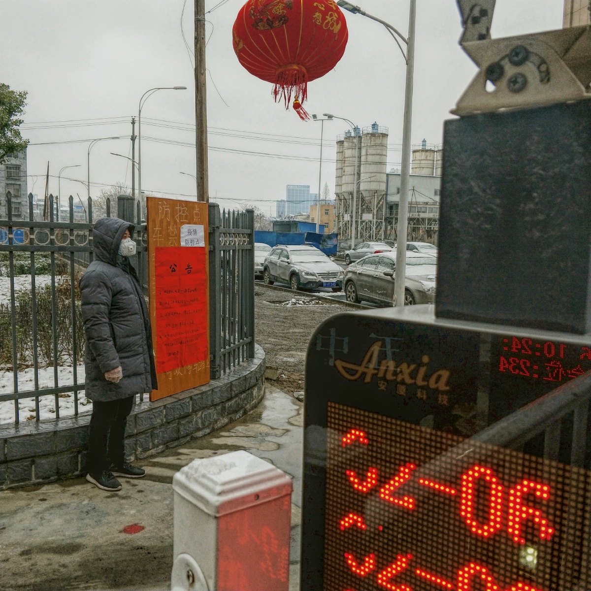 2月6日，襄阳中雪。市内已经禁止去超市，社区开始链接网上下单购买生活物质。下楼取菜，小区门卫设立了防疫点，严格限制住民外出。