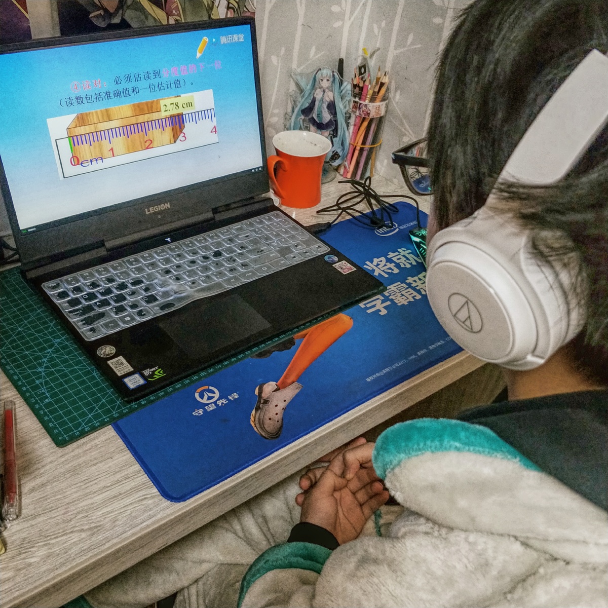 2月10日，初中的孩子开始网上授课。每天早晨自习打卡，中午跳绳打卡，要求对新冠病毒防疫等相关知识必须了解。