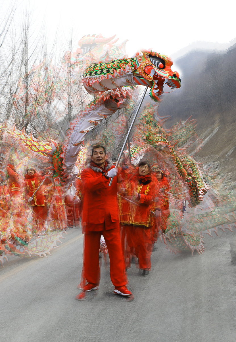 正月初五,人们为庆祝节日舞龙耍师,年味非常.