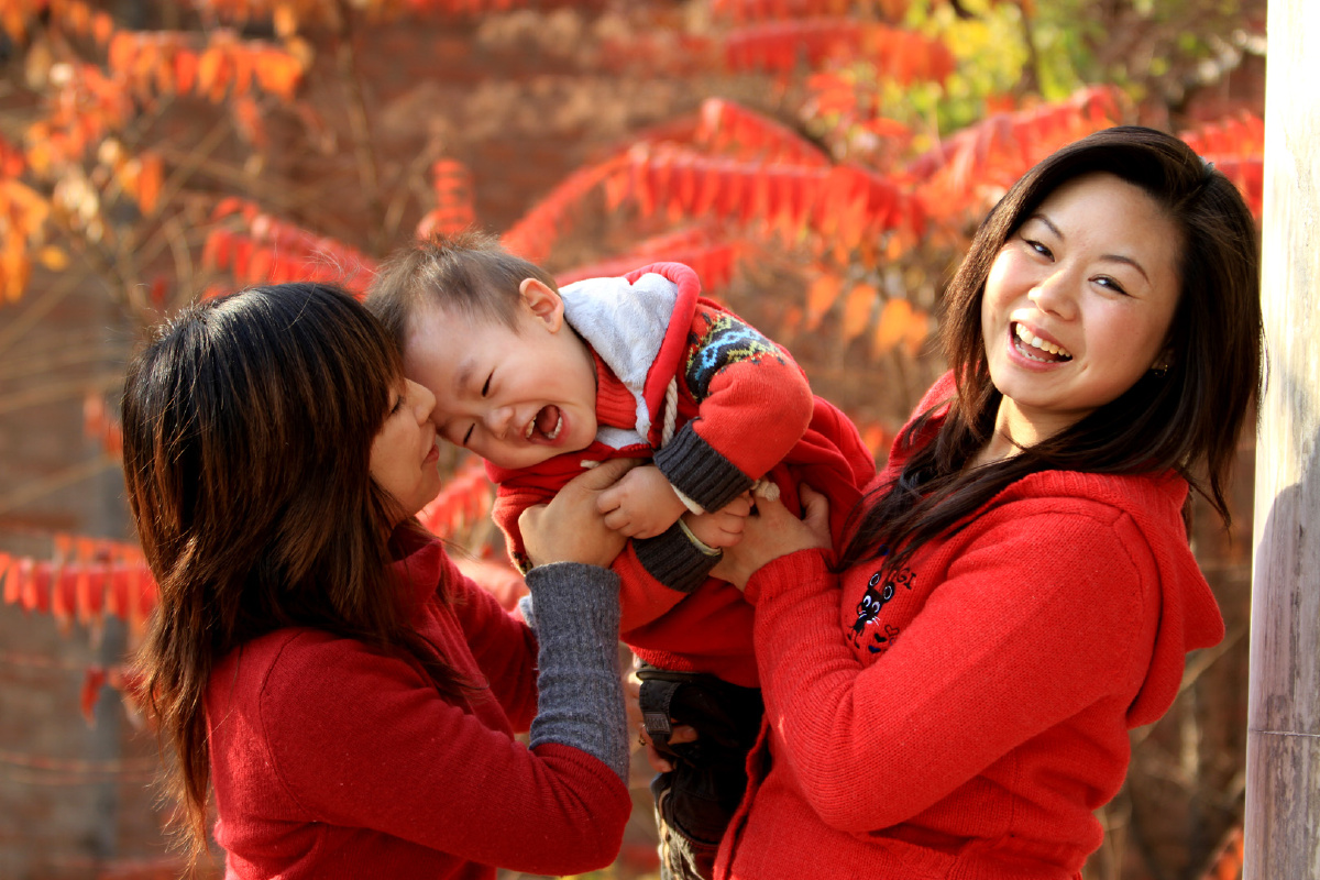 小孩儿与家人嘻戏,无比开心快乐!