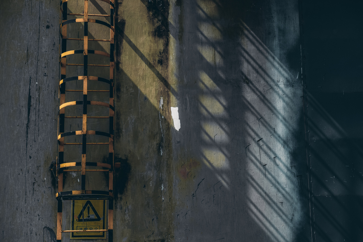 老厂房斑驳光影时光都刻在了墙上