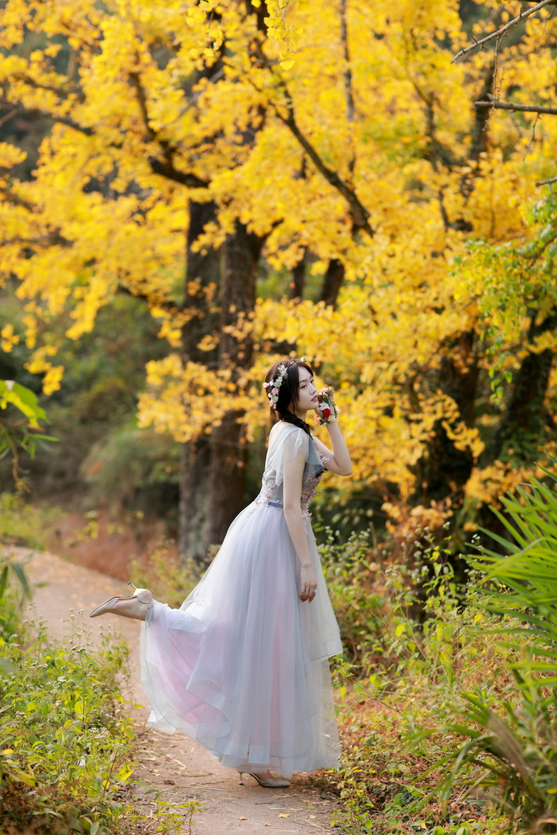 银杏叶黄时出镜佳佳摄影磊落拍摄于宁波市海曙区毛家岙感谢您的观赏也