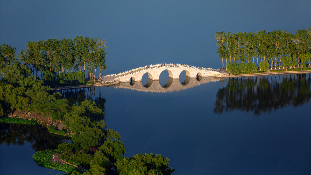 北京玉渊潭公园的中堤石拱桥. - 懒__ - 图虫