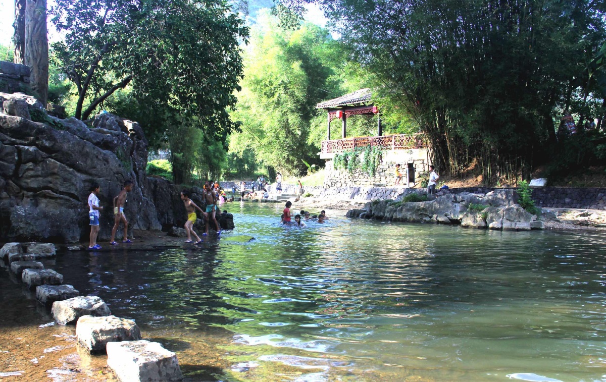 小河边游泳的小孩 夏天的气息