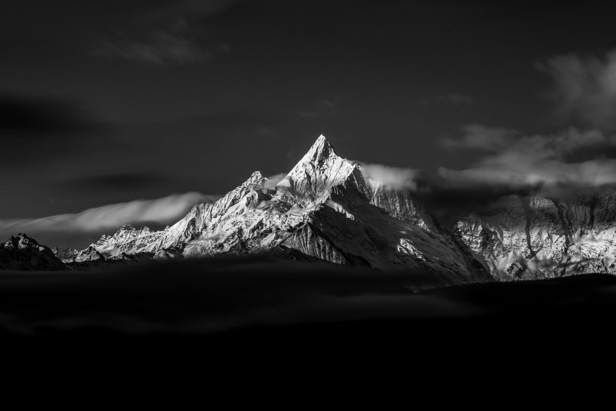 梅里雪山修了一下黑白的感觉效果还不错