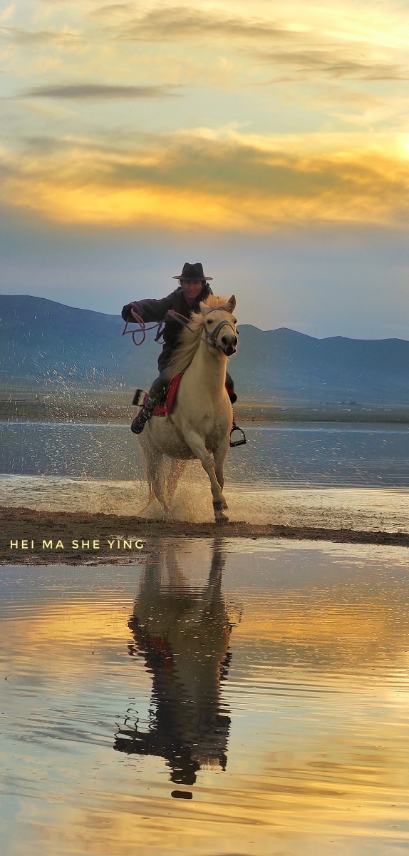 夕阳下牧人粗犷的生活