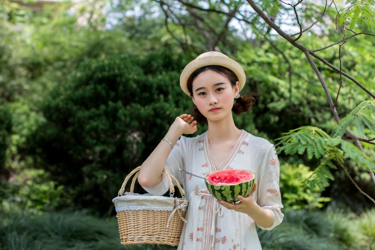 夏天的西瓜女生拍摄于东华大学延安西路校区