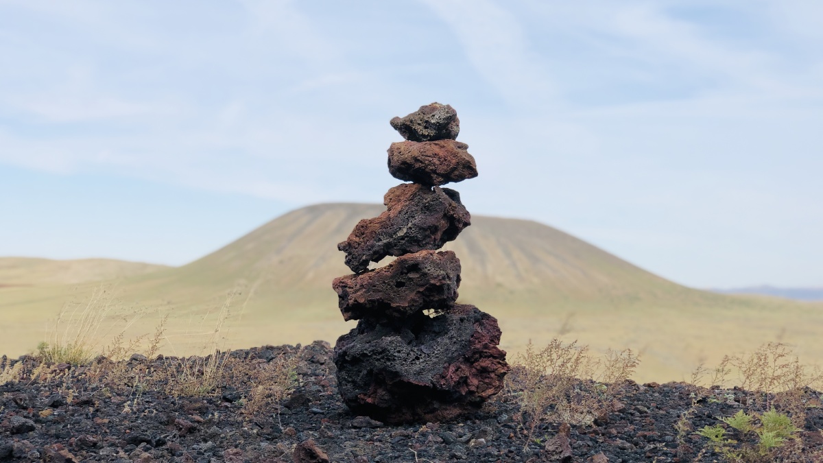 拍自乌兰哈达火山群六号火山,又名南炼丹炉,顺着一处险要的陡坡,四肢