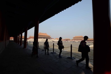 2015年10月15日，北京故宫，游客匆匆留下剪影。