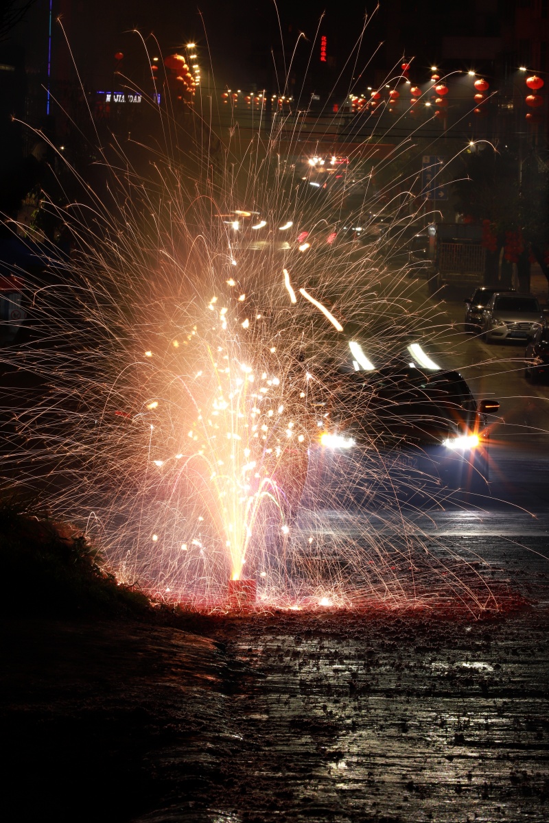 烟花烟花爆竹节日气氛喜庆放烟花绚丽多彩烟花璀璨的夜晚火花
