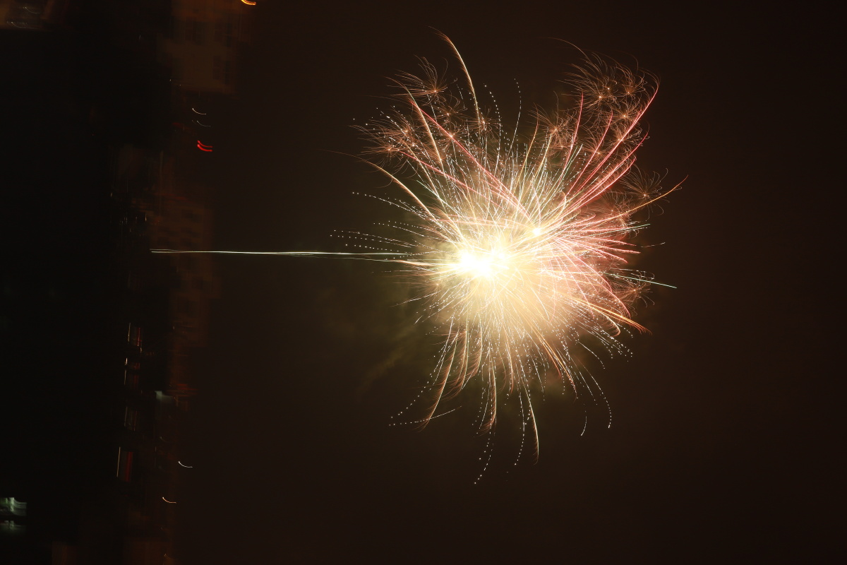 烟花烟花爆竹节日气氛喜庆放烟花绚丽多彩烟花璀璨的夜晚火花