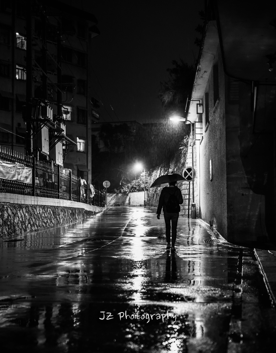 雨夜中回家路上