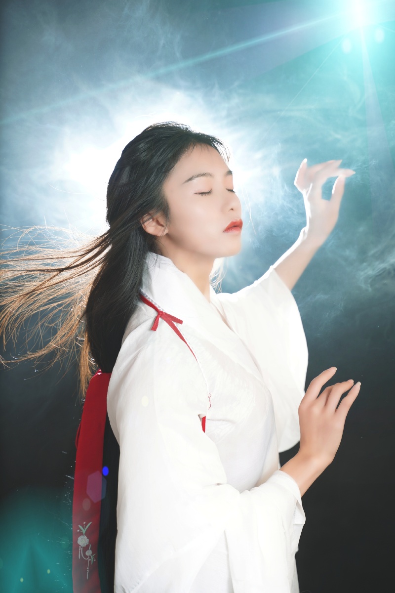 炫彩版的神明少女
