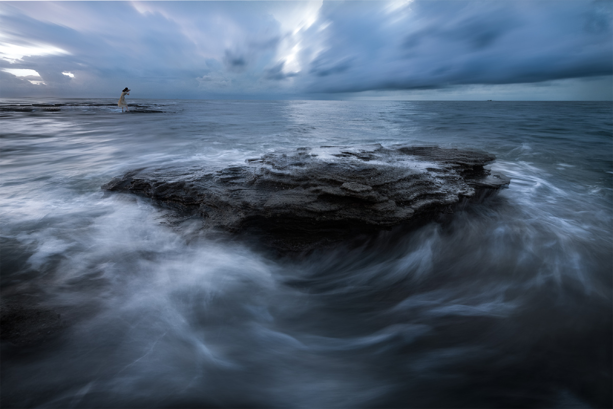 在苍茫的大海上,翻手为云覆手为雨,海浪裹着风滚滚而来,一声炸响,大海