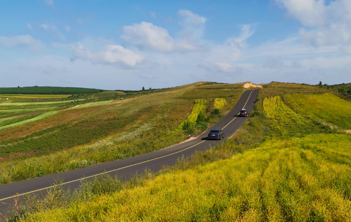 张北天路两边风光无限步移景换真的是最美自驾公路之一