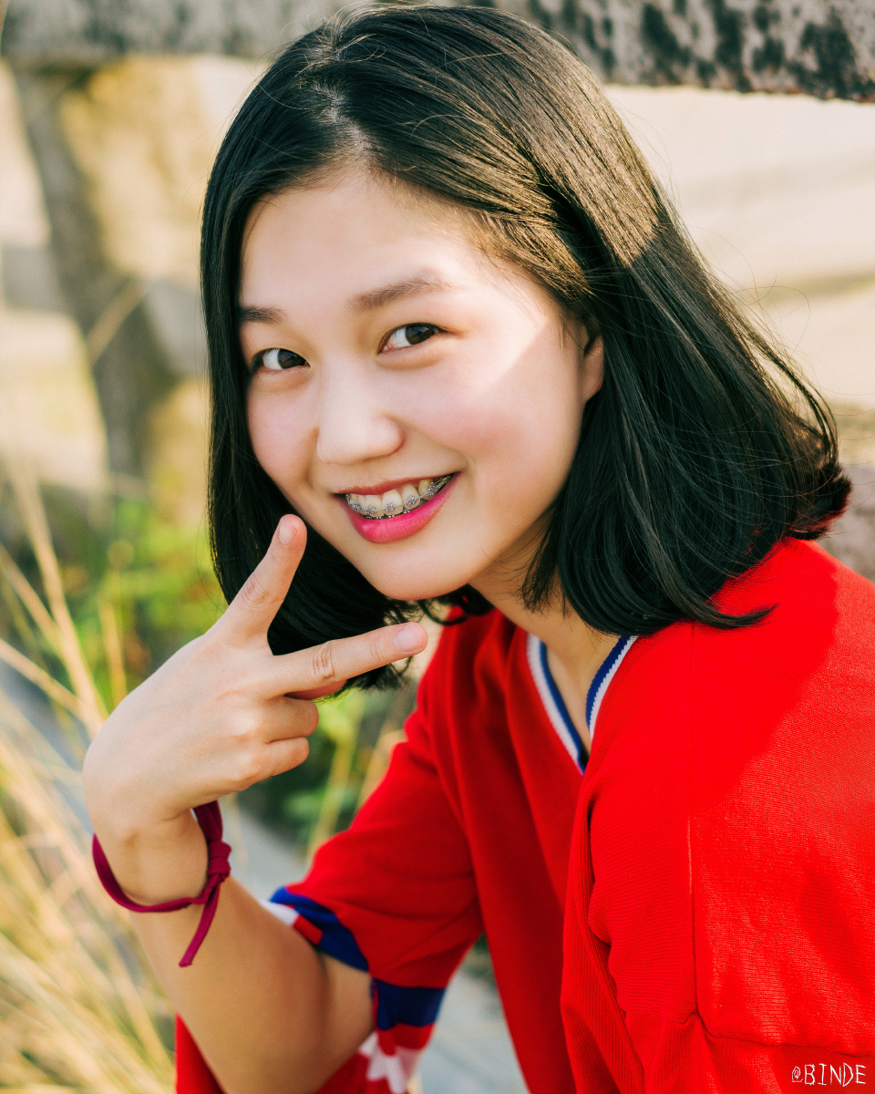 笑容灿烂的女同学