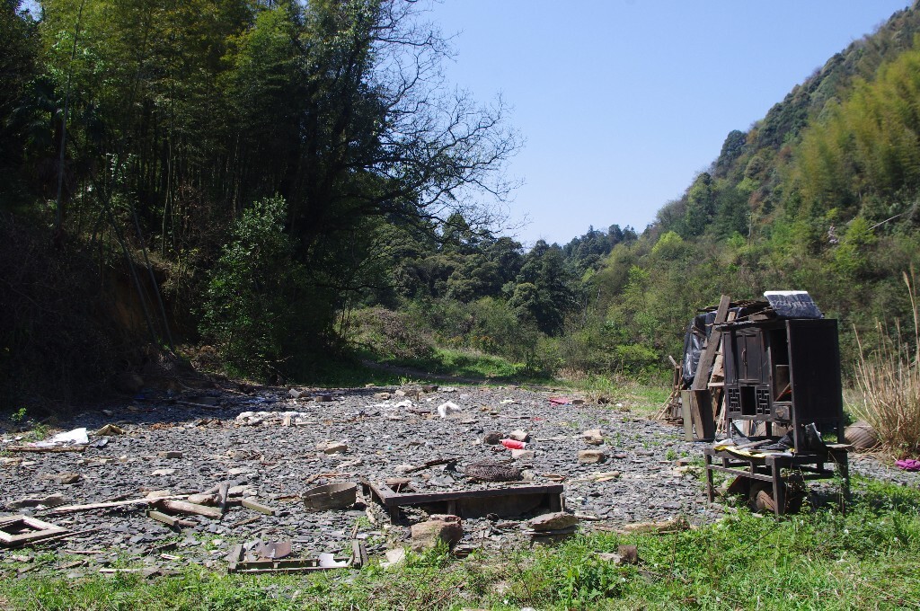 23:山沟里的木房被拆除,留下一地瓦砾和厨房木柜。2016年3月,湖南绥宁县长铺乡新水冲村。