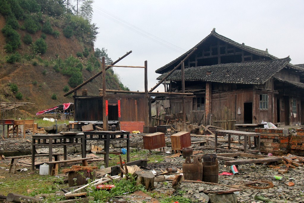 29:因廉租房及工业园建设,成片的木房被拆,一些陈旧的家具遭到遗弃。2015年11月,湖南绥宁县长铺乡袁家团村。